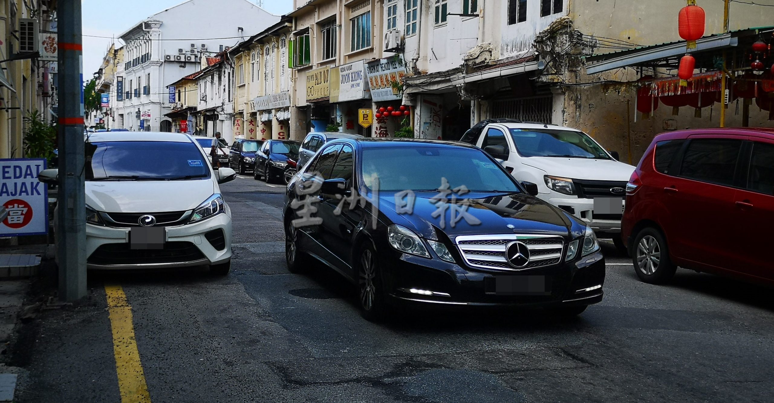 (古城第三版主文)武牙拉也街20处路面不平,威胁使用者安全