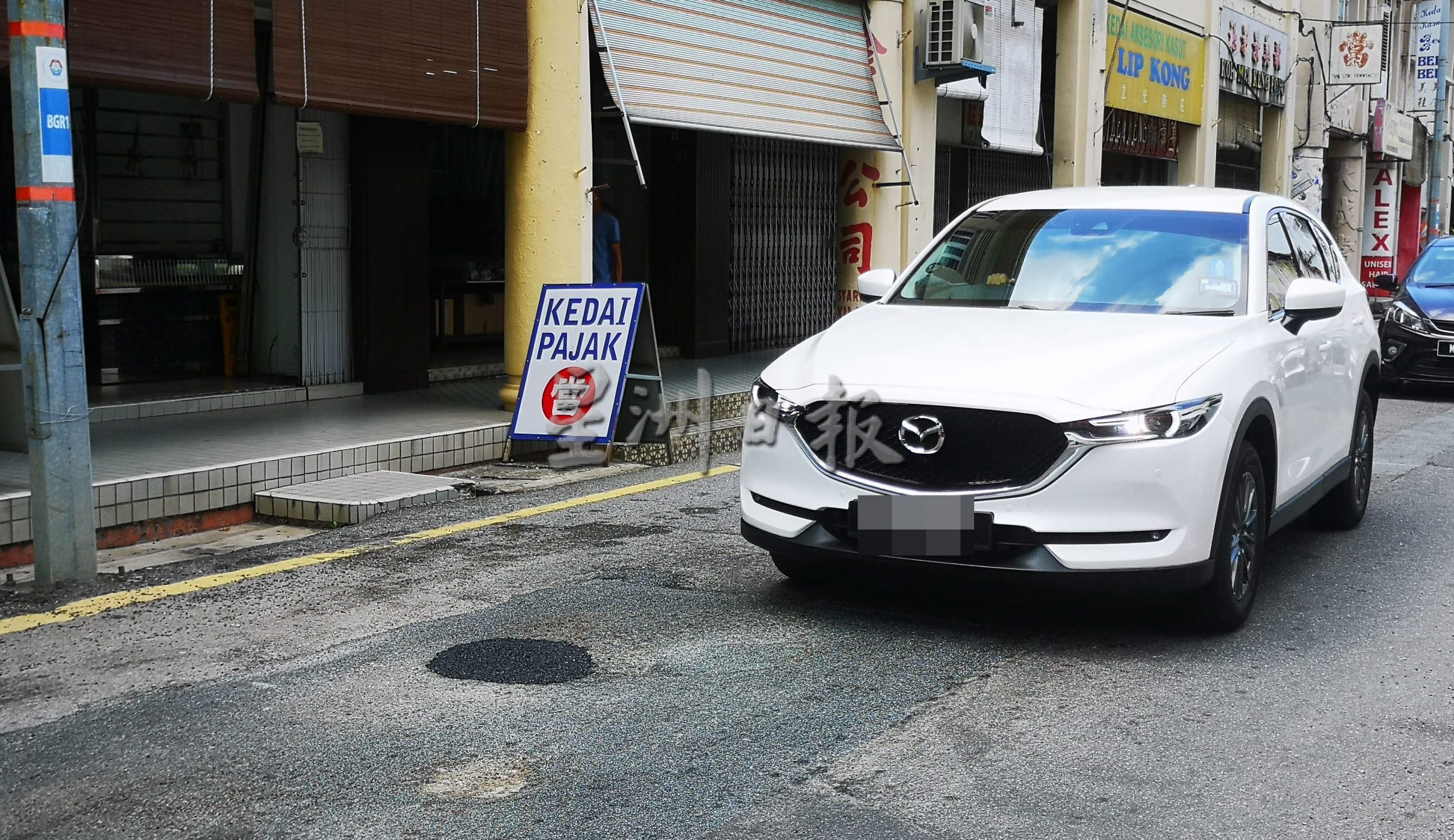 (古城第三版主文)武牙拉也街20处路面不平,威胁使用者安全