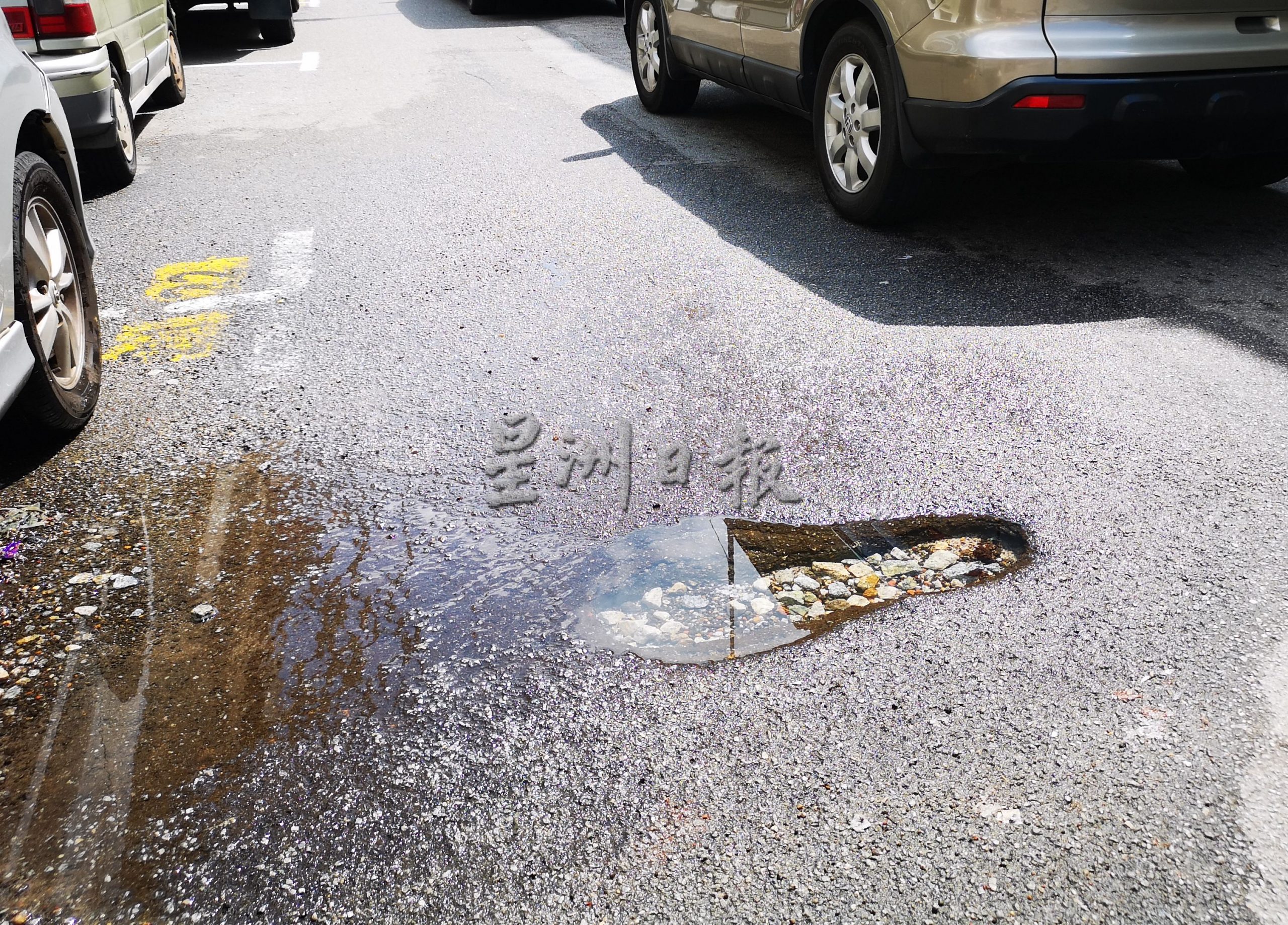 (古城第三版主文)武牙拉也街20处路面不平,威胁使用者安全