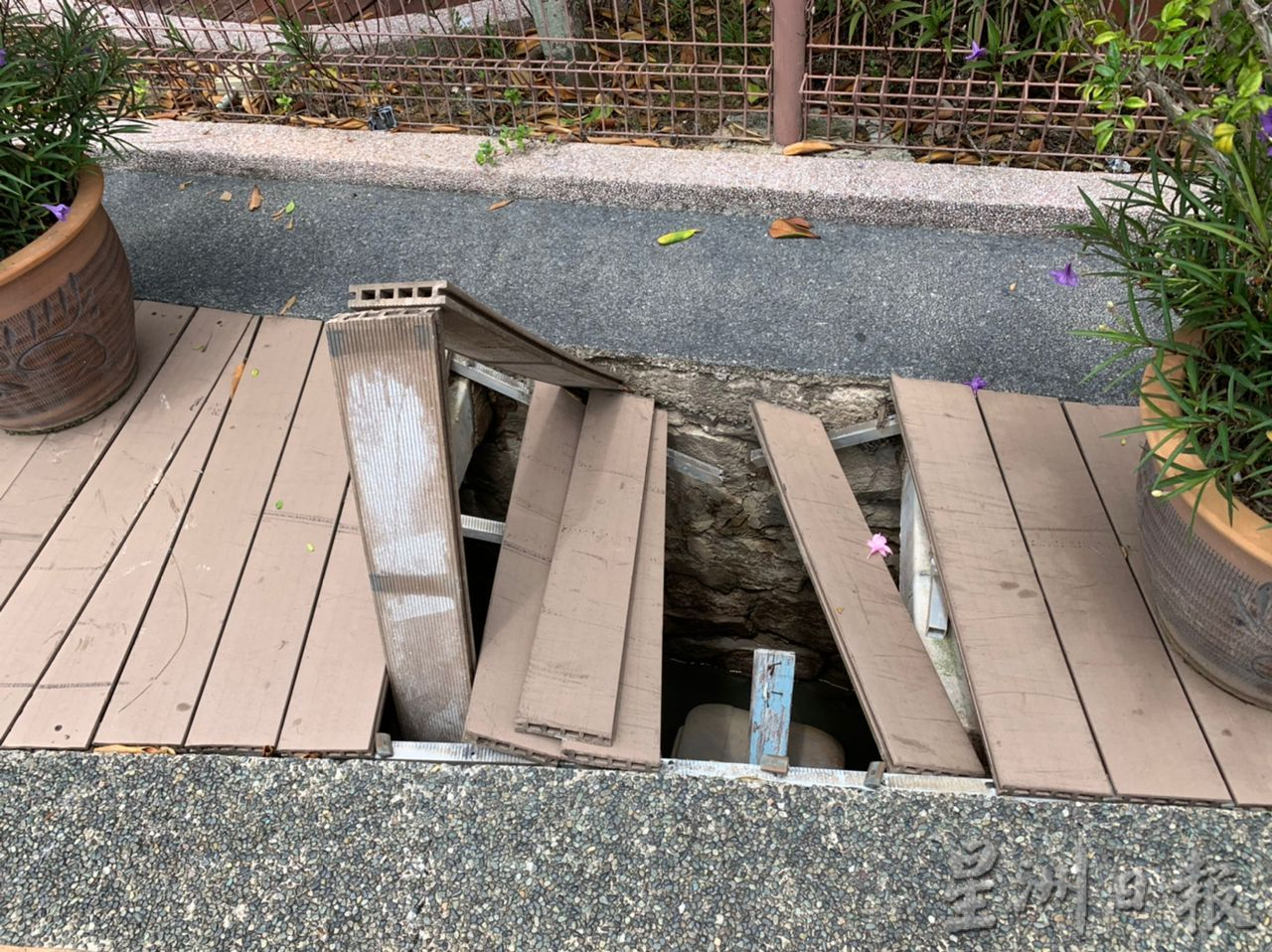 (古城第五版主文)甲河畔沿河走道木板损坏 暗藏杀机