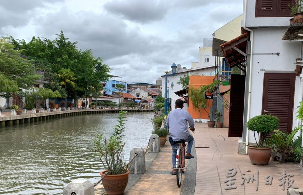 (古城第五版主文)甲河畔沿河走道木板损坏 暗藏杀机