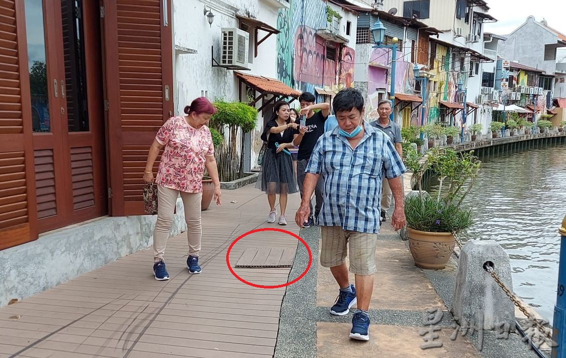 (古城第五版主文)甲河畔沿河走道木板损坏 暗藏杀机