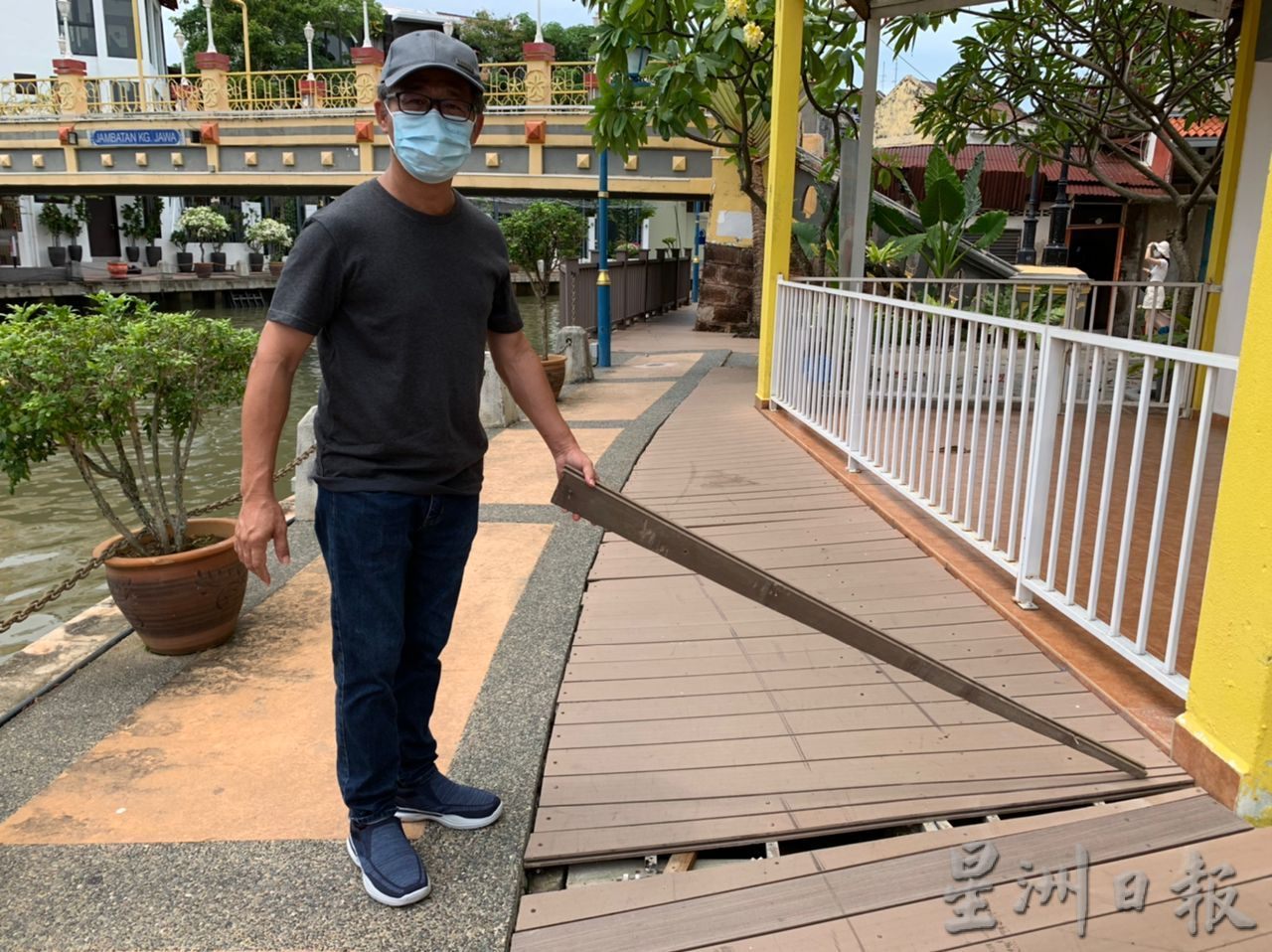 (古城第五版主文)甲河畔沿河走道木板损坏 暗藏杀机