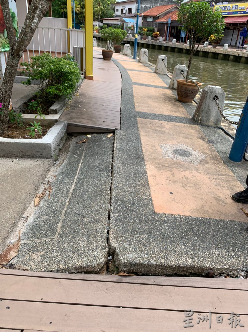 (古城第五版主文)甲河畔沿河走道木板损坏 暗藏杀机