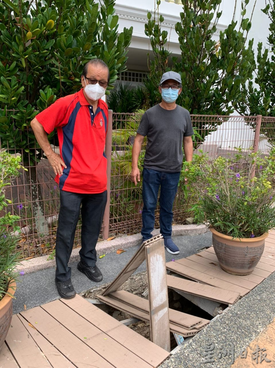 (古城第五版主文)甲河畔沿河走道木板损坏 暗藏杀机