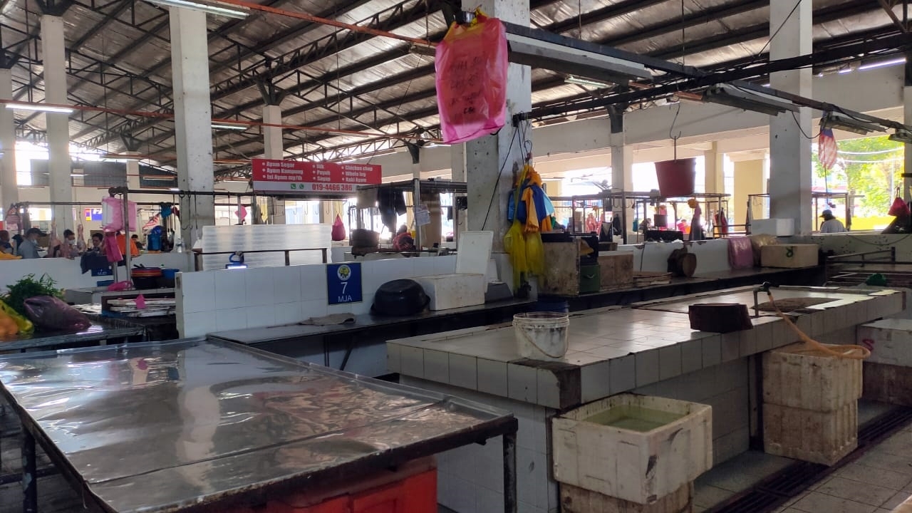 (大北马)加央大巴刹肉鸡摊提早收档,早上8时挂牌告知售罄