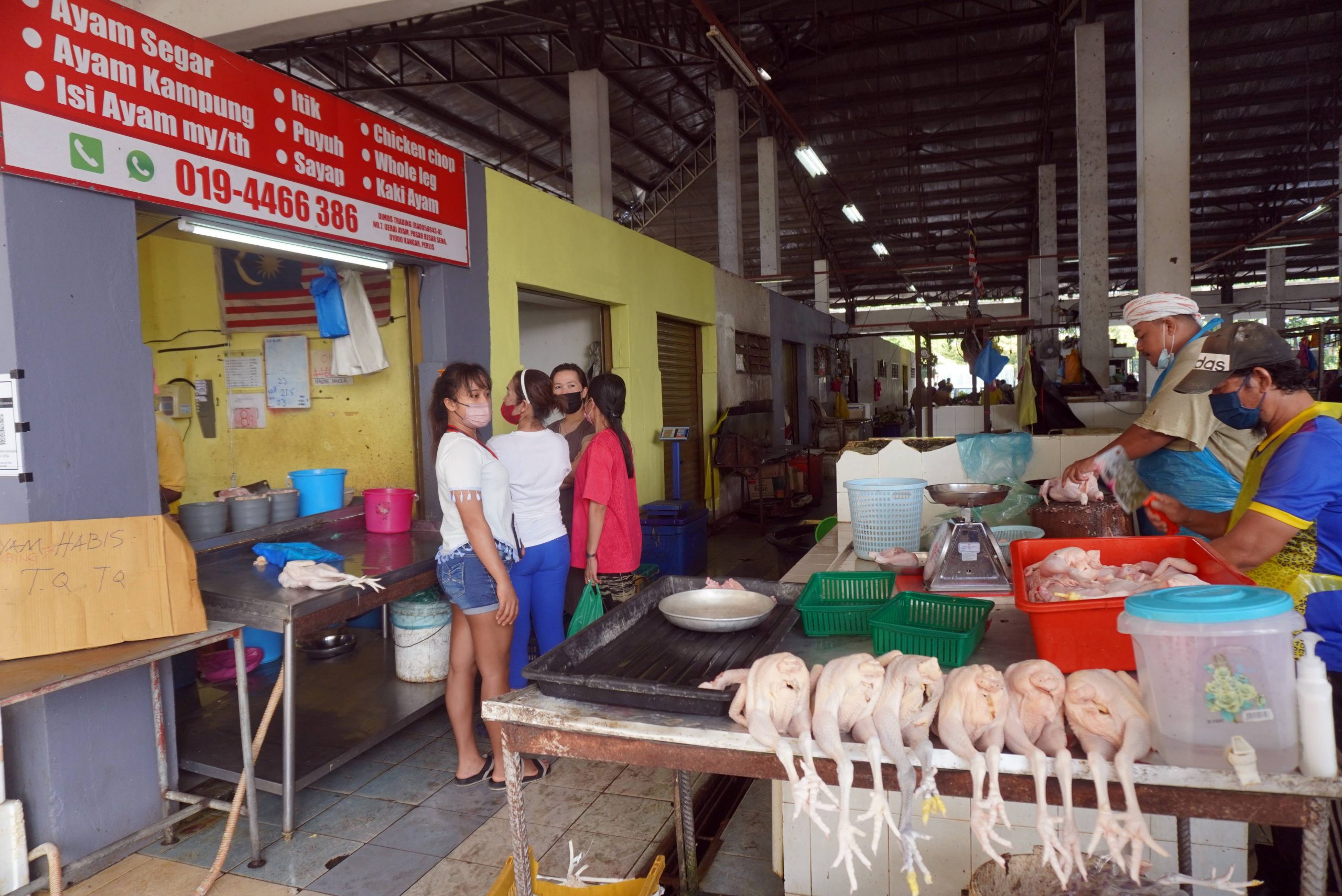 (大北马)加央大巴刹肉鸡摊提早收档,早上8时挂牌告知售罄
