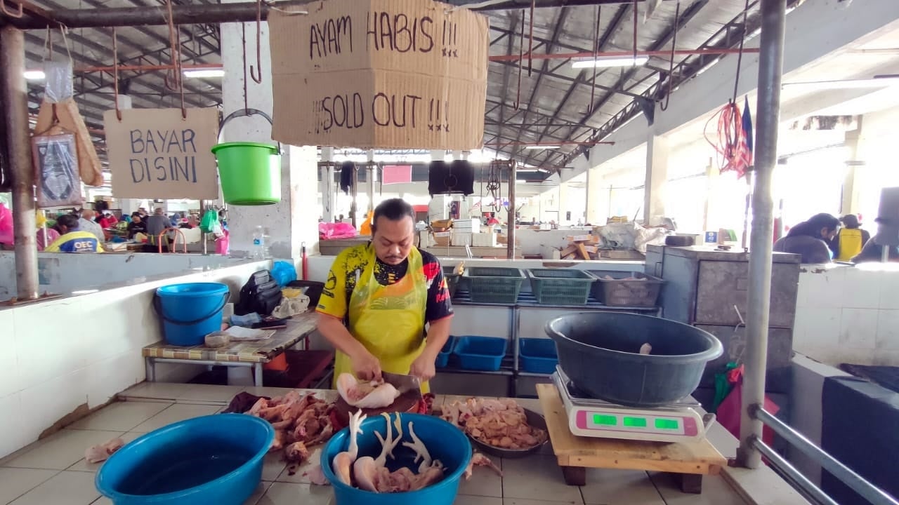 (大北马)加央大巴刹肉鸡摊提早收档,早上8时挂牌告知售罄