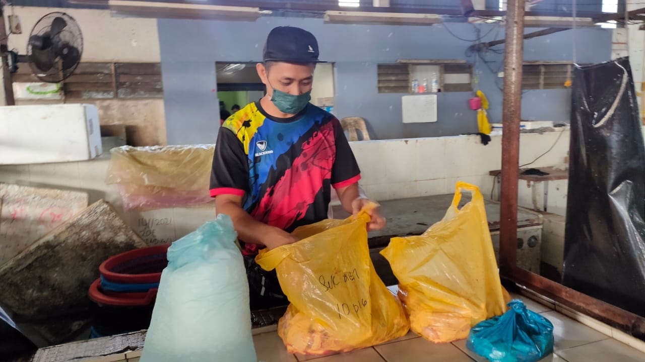 (大北马)加央大巴刹肉鸡摊提早收档,早上8时挂牌告知售罄