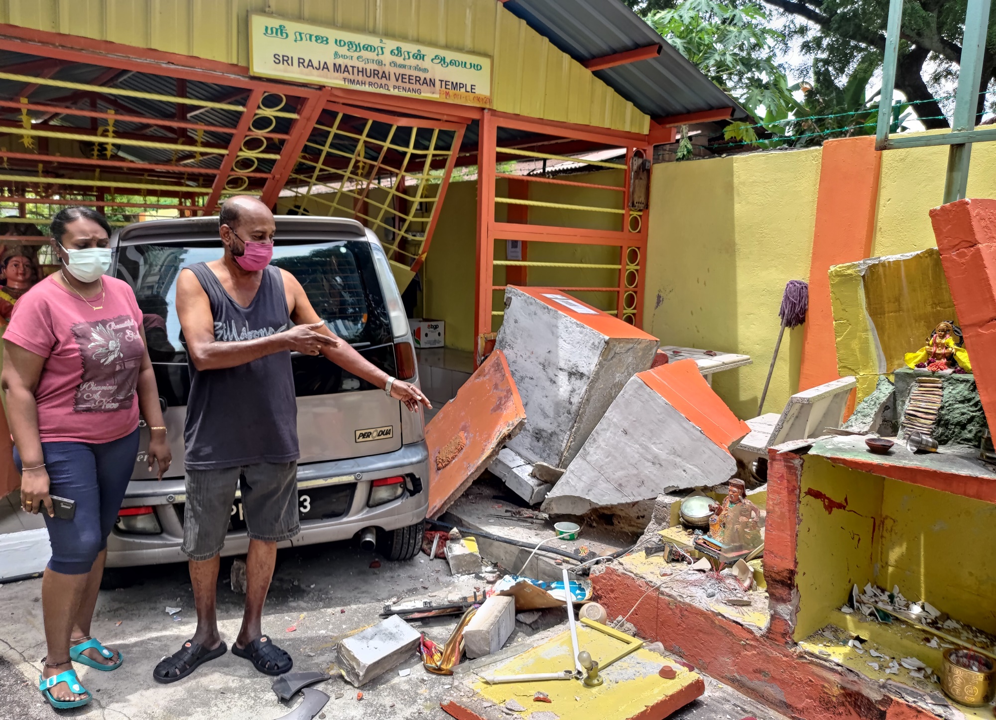 (大北马)华青开车误踩油门,撞路旁小庙受伤