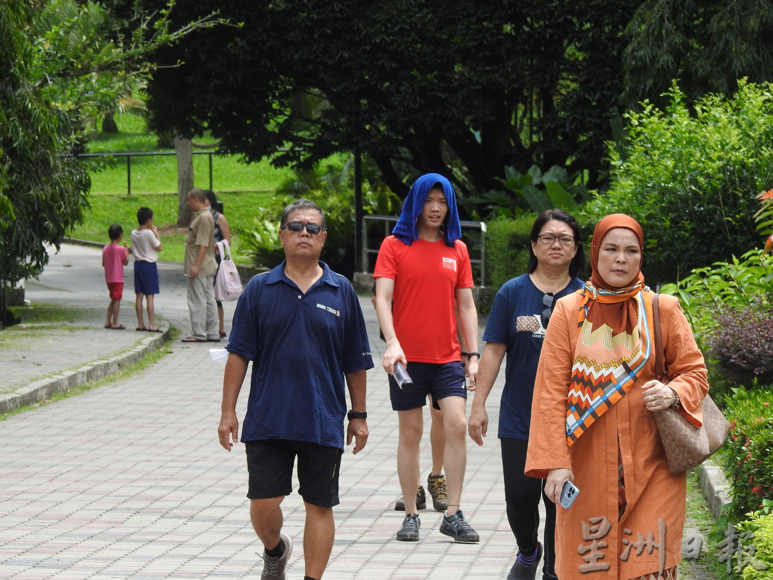 （大北马）游客脱下口罩呼吸百年植物园清新的空气