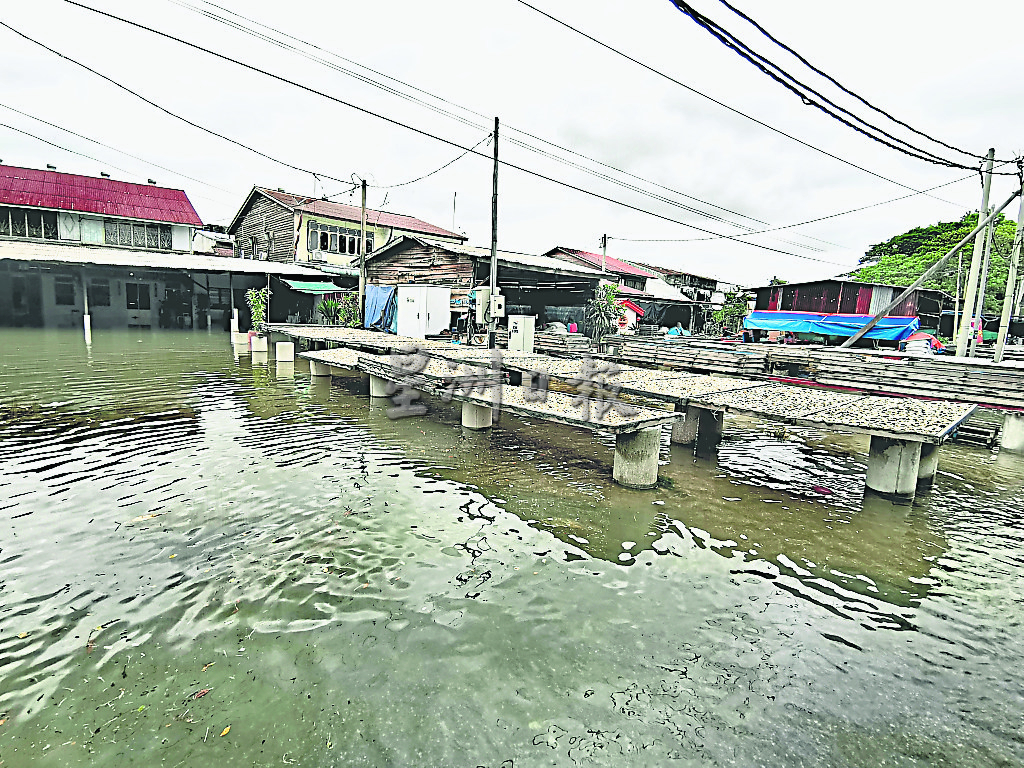 （大北马）潮水续涨 古楼多区淹水 游客惊奇大水潮 坐水中吃小食 