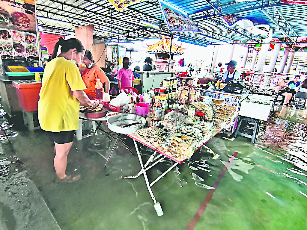 （大北马）潮水续涨 古楼多区淹水 游客惊奇大水潮 坐水中吃小食 
