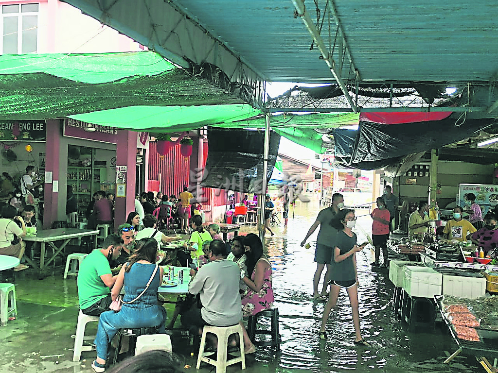 （大北马）潮水续涨 古楼多区淹水 游客惊奇大水潮 坐水中吃小食 