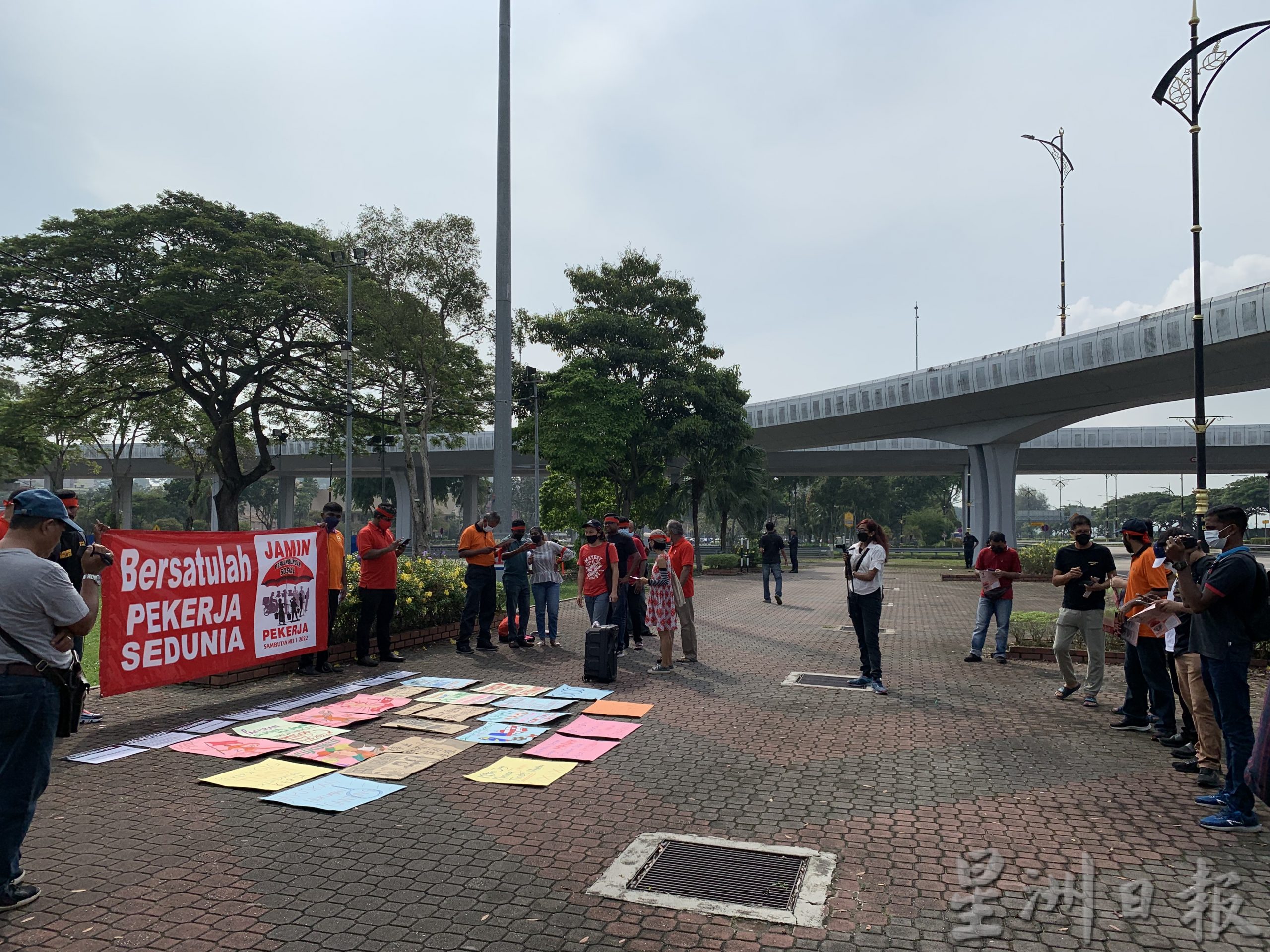 (已签发)柔:9非政府组织逾20成员,聚集新山大钟楼广场提劳动节诉求