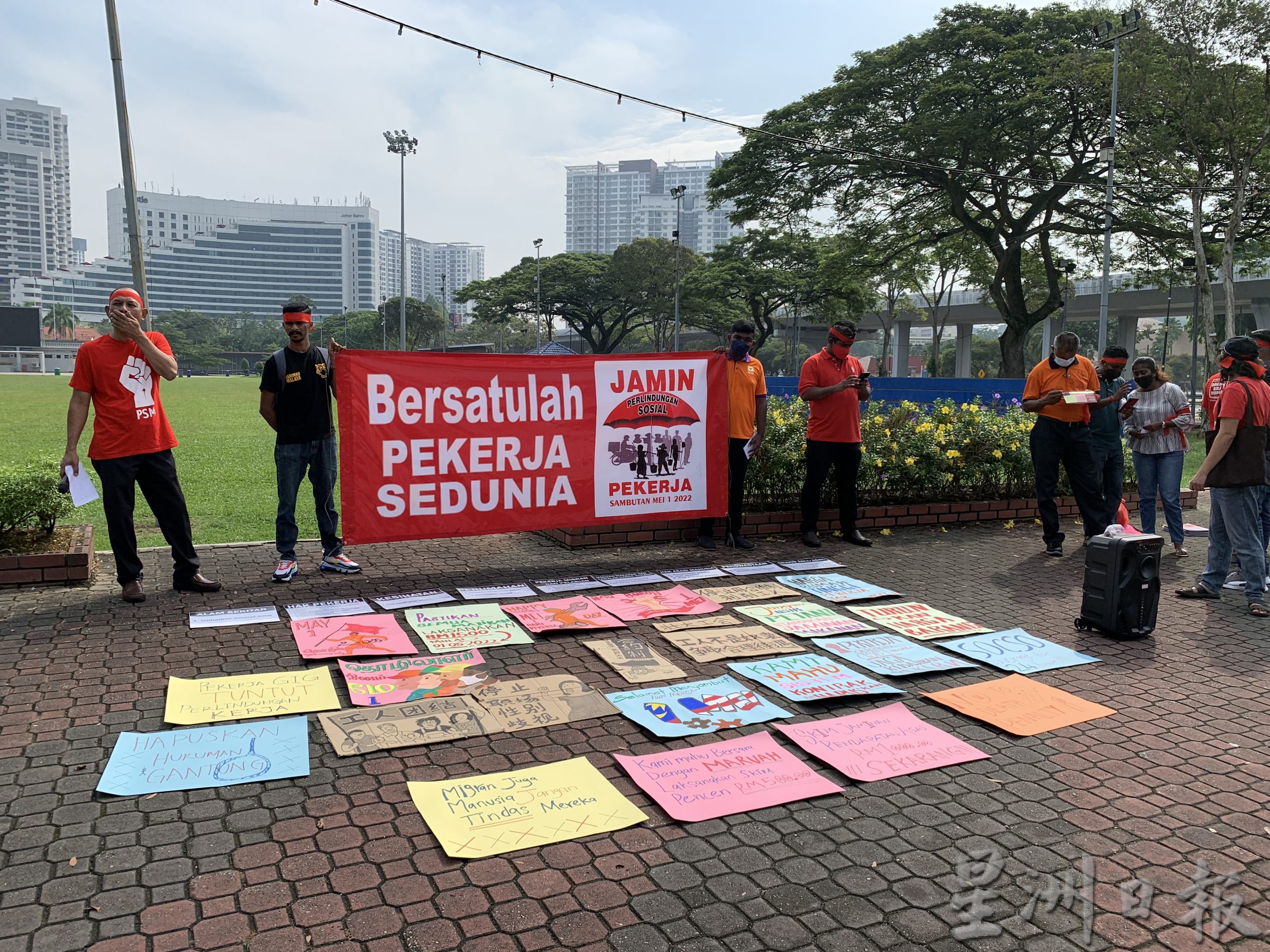 (已签发)柔:9非政府组织逾20成员,聚集新山大钟楼广场提劳动节诉求