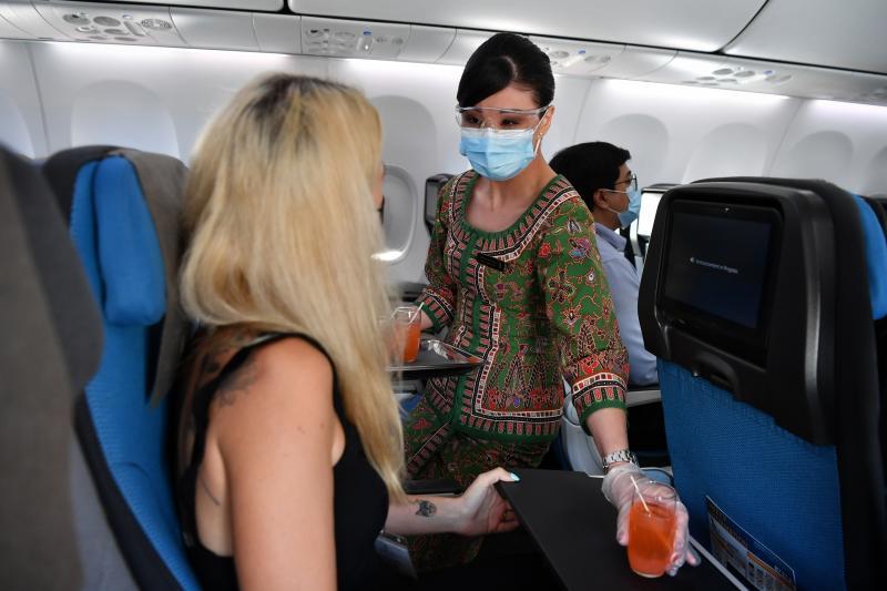 (已签发)柔:狮城二三事:新航明年3月前聘2000空服员,总裁:多前雇员受聘