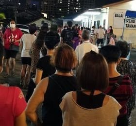 (已签发)柔:逾百人排队领不到免费米,朝野各有说法