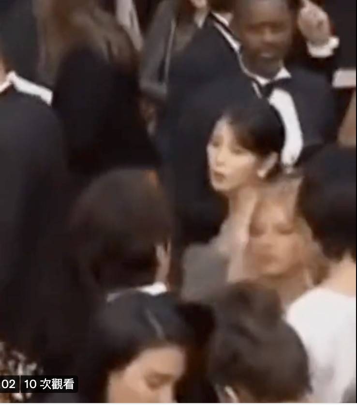 IU康城红毯遭大力冲撞 肇事者身分曝光被骂翻急道歉