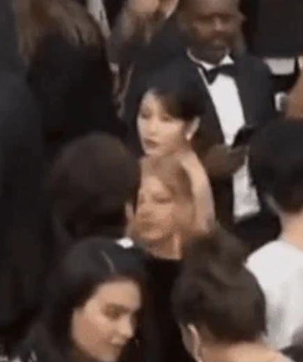 IU康城红毯遭大力冲撞 肇事者身分曝光被骂翻急道歉