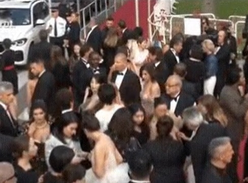 IU康城红毯遭大力冲撞 肇事者身分曝光被骂翻急道歉