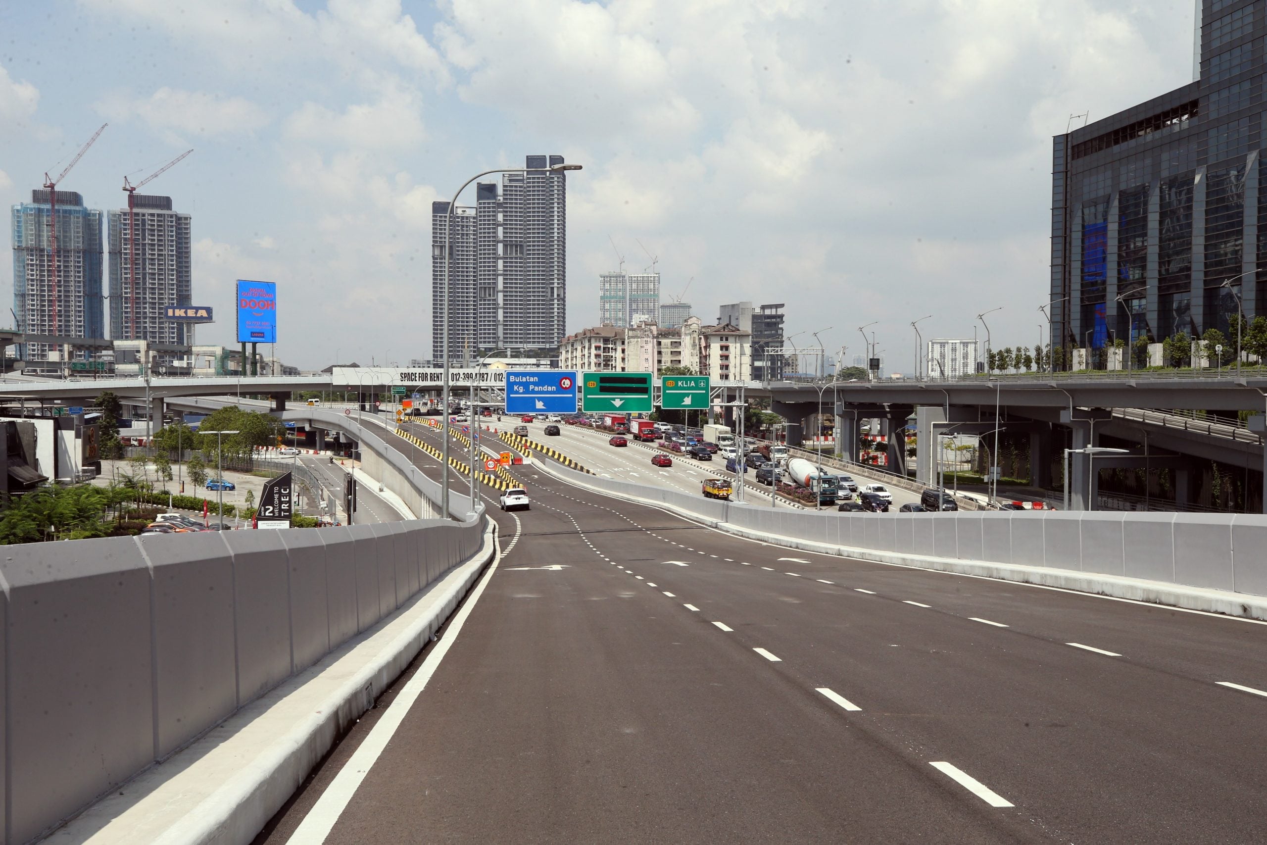 mz版头//大都会/部长为高架天桥开幕