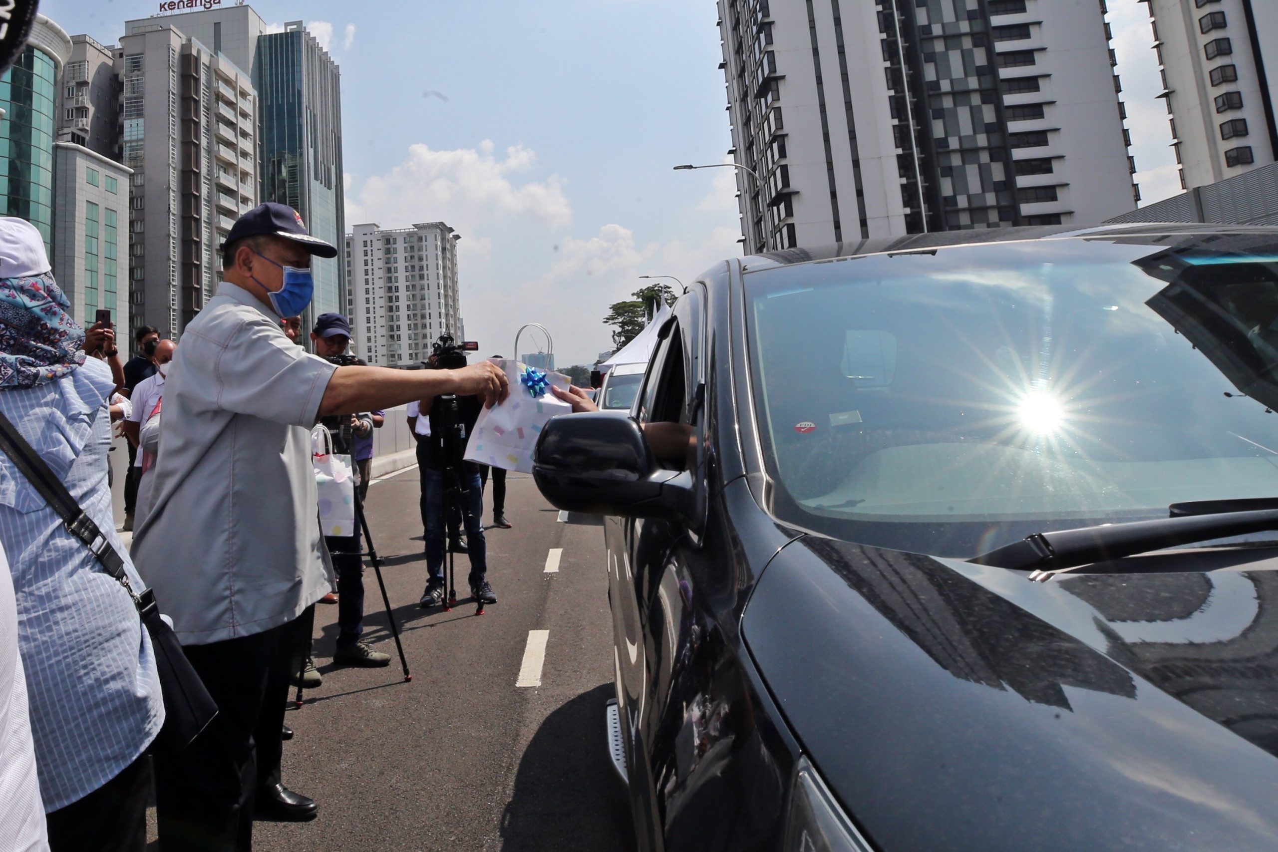 mz版头//大都会/部长为高架天桥开幕