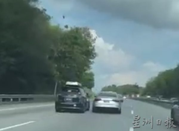 NS芙蓉/2车在大道互逐,滥用紧急车道超车