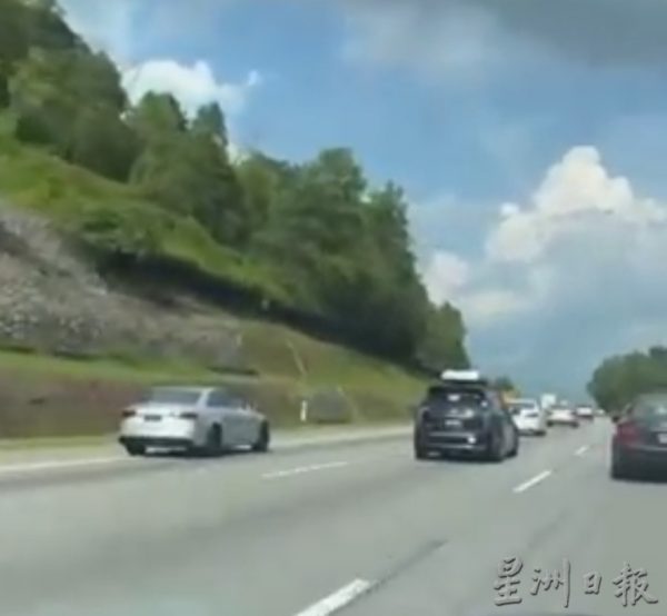 NS芙蓉/2车在大道互逐,滥用紧急车道超车
