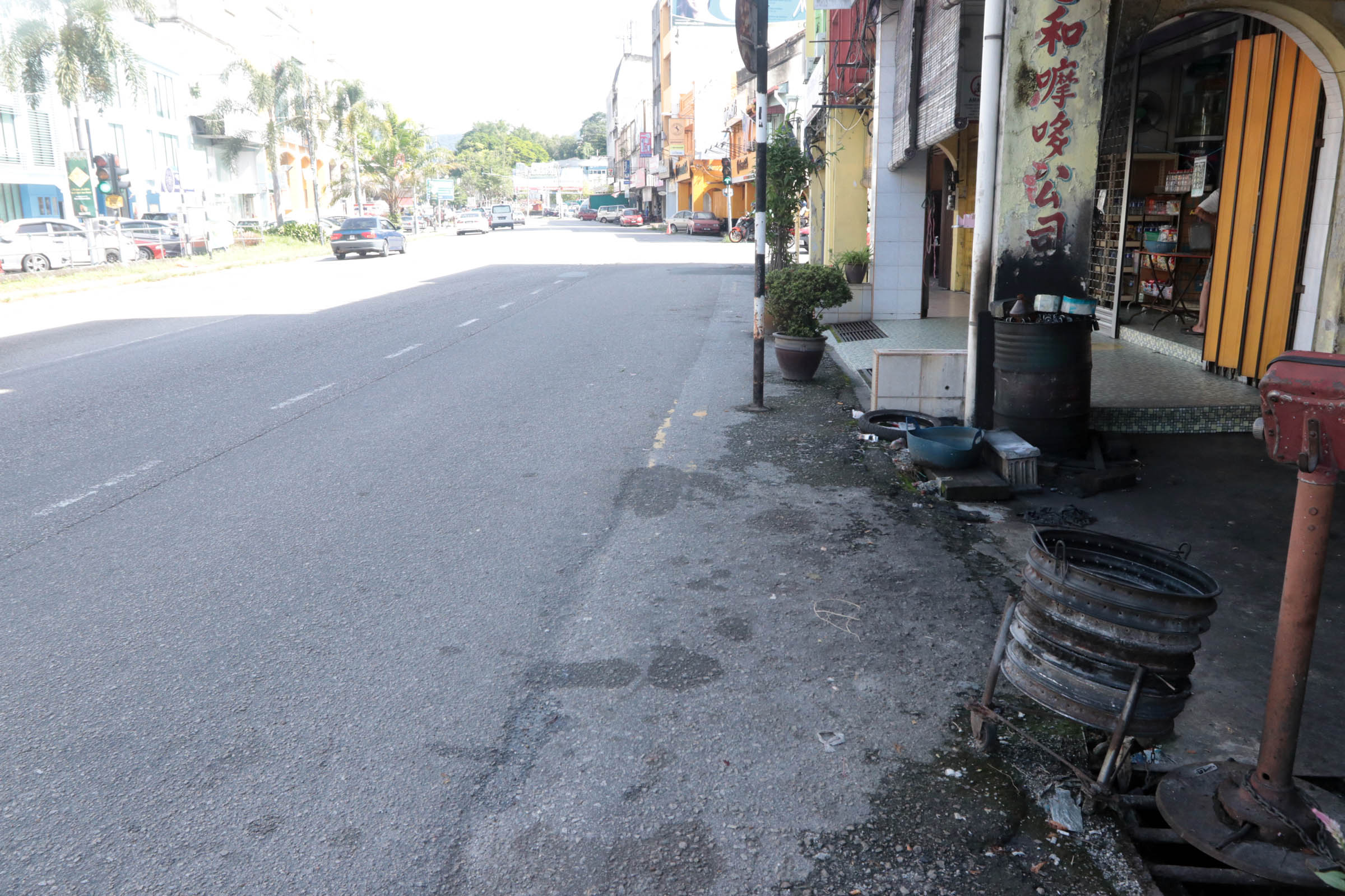 NS花城大小事：沟渠堆积沙石至少一尺厚 形成堵塞，商家却投诉无门