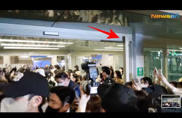SEVENTEEN机场惊魂　 大批粉丝接机挤爆自动门
