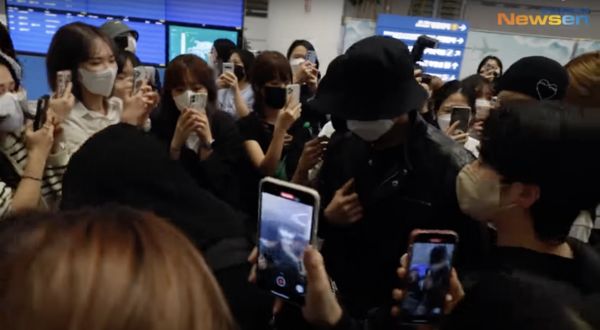 SEVENTEEN机场惊魂　 大批粉丝接机挤爆自动门