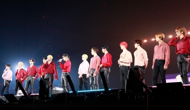 SEVENTEEN机场惊魂　 大批粉丝接机挤爆自动门