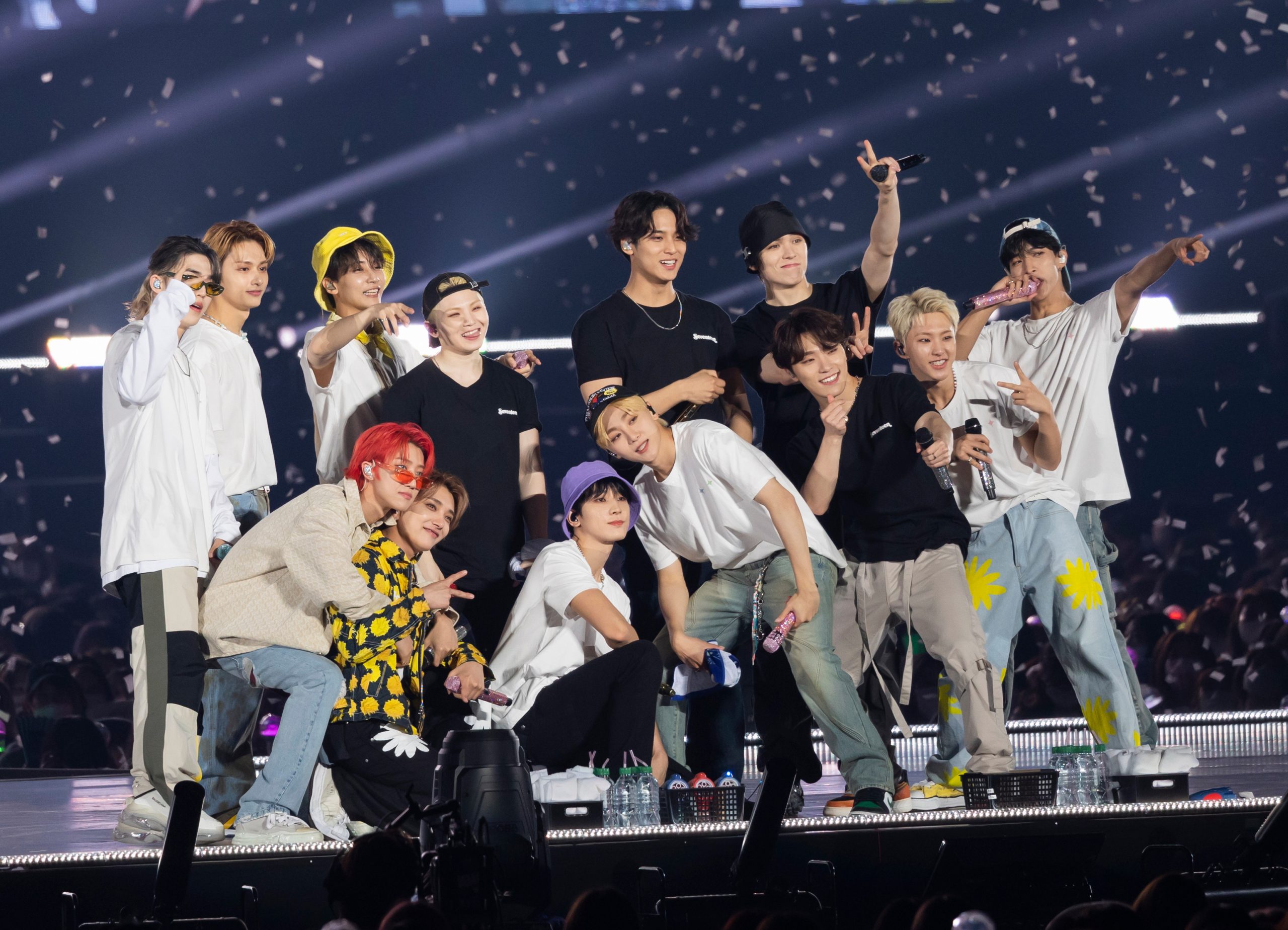 SEVENTEEN机场惊魂　 大批粉丝接机挤爆自动门