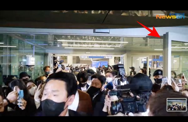 SEVENTEEN机场惊魂　 大批粉丝接机挤爆自动门