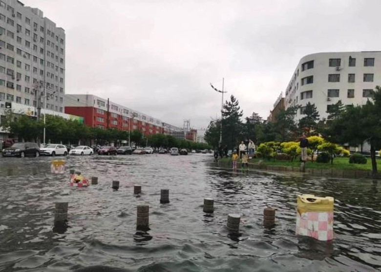 10省市发暴雨黄色预警 北京多景区临时闭园 吉林省现冰雹内涝