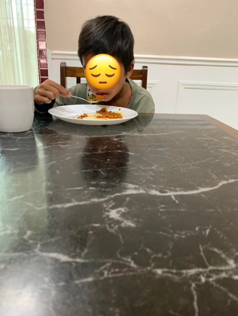 12岁男童称帮补家用逃学卖平菇  网民促当局调查