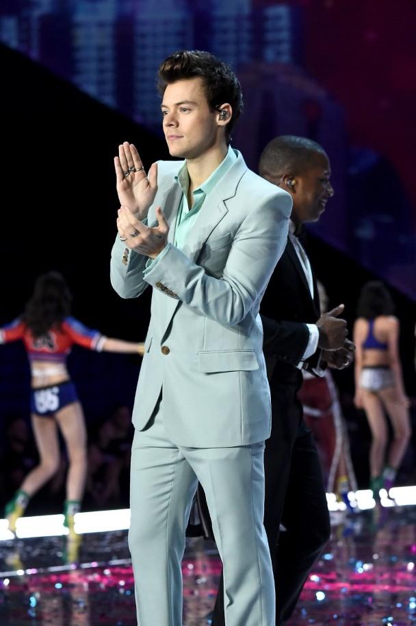 1D哈利开唱 3楼歌突坠落画面疯传