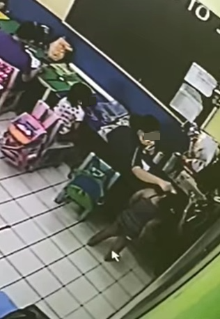 2岁女童遭幼教捏脸瘀青 母：“该这样被对待的吗？”