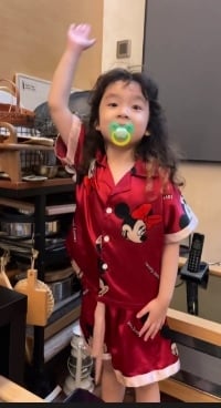 5岁女儿吸奶嘴被“公审” 张继聪霸气护前世情人	