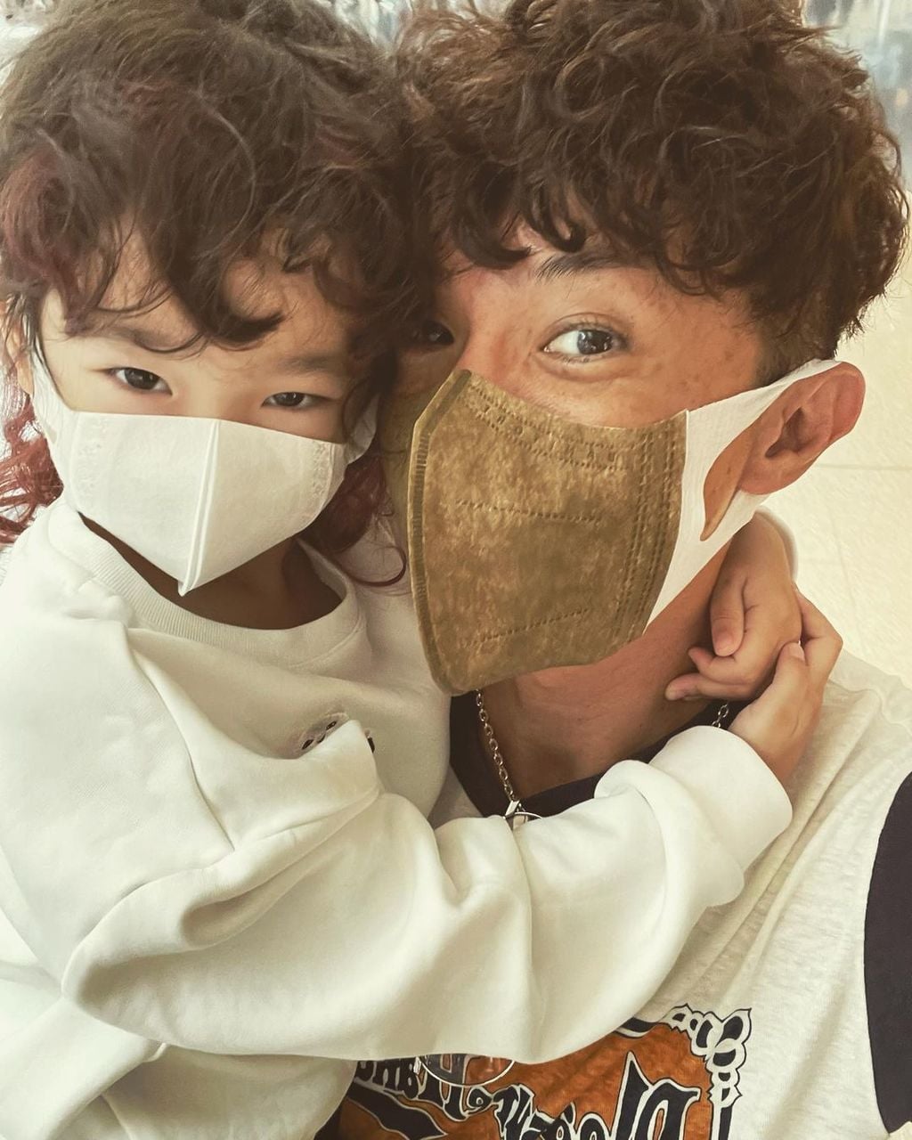 5岁女儿吸奶嘴被“公审” 张继聪霸气护前世情人	