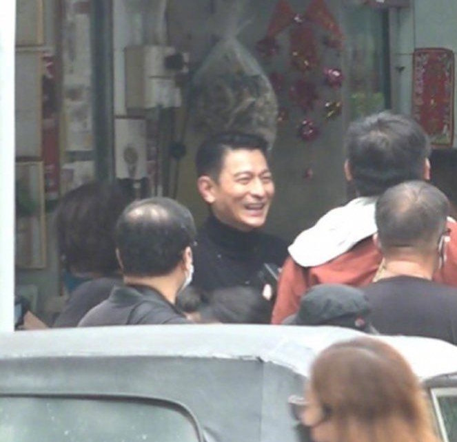 60岁刘德华路边飙戏状态佳  遭偷拍眉头深锁怒瞪镜头