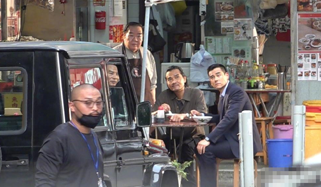 60岁刘德华路边飙戏状态佳  遭偷拍眉头深锁怒瞪镜头