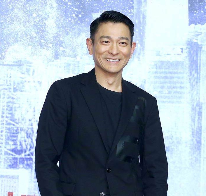 60岁刘德华路边飙戏状态佳  遭偷拍眉头深锁怒瞪镜头