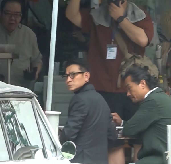 60岁刘德华路边飙戏状态佳  遭偷拍眉头深锁怒瞪镜头