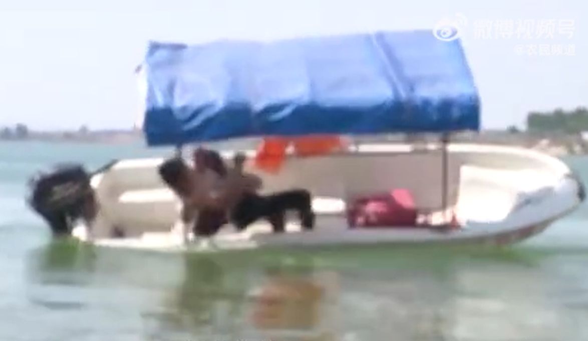 6人坠河被救起 掉头就走惹众怒