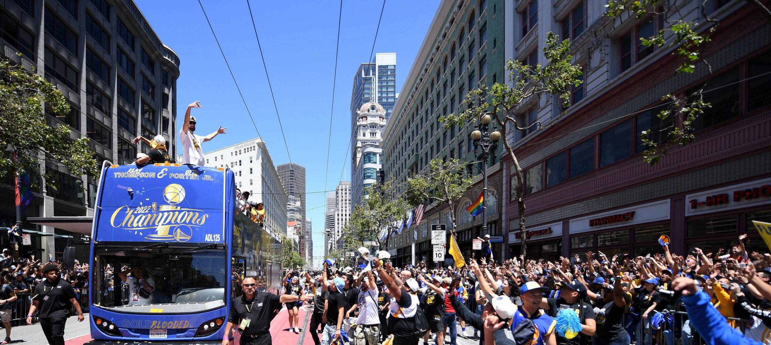 80万球迷享受勇士夺冠游行  柯里霸气展示（MVP全满贯）