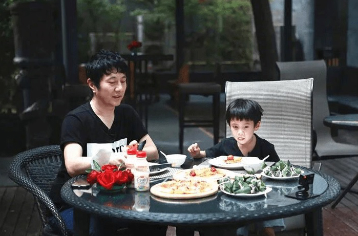 儿子撒谎罚磕1千个头 男星育儿狠招惹争议