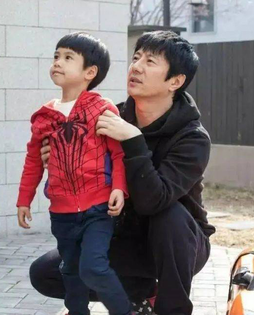 儿子撒谎罚磕1千个头 男星育儿狠招惹争议