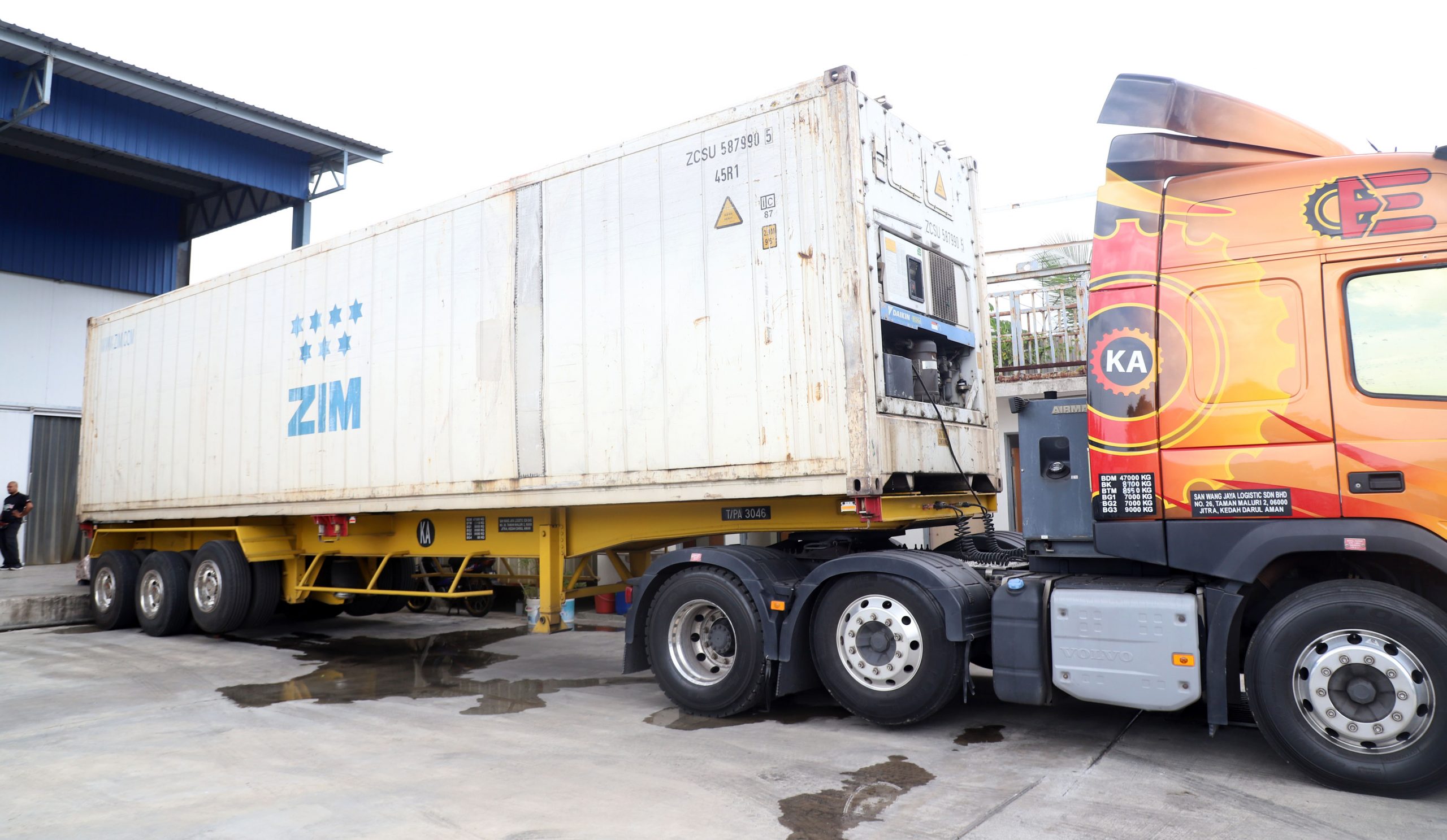 农民组织局从泰进口4536吨冷冻鸡稳定鸡价